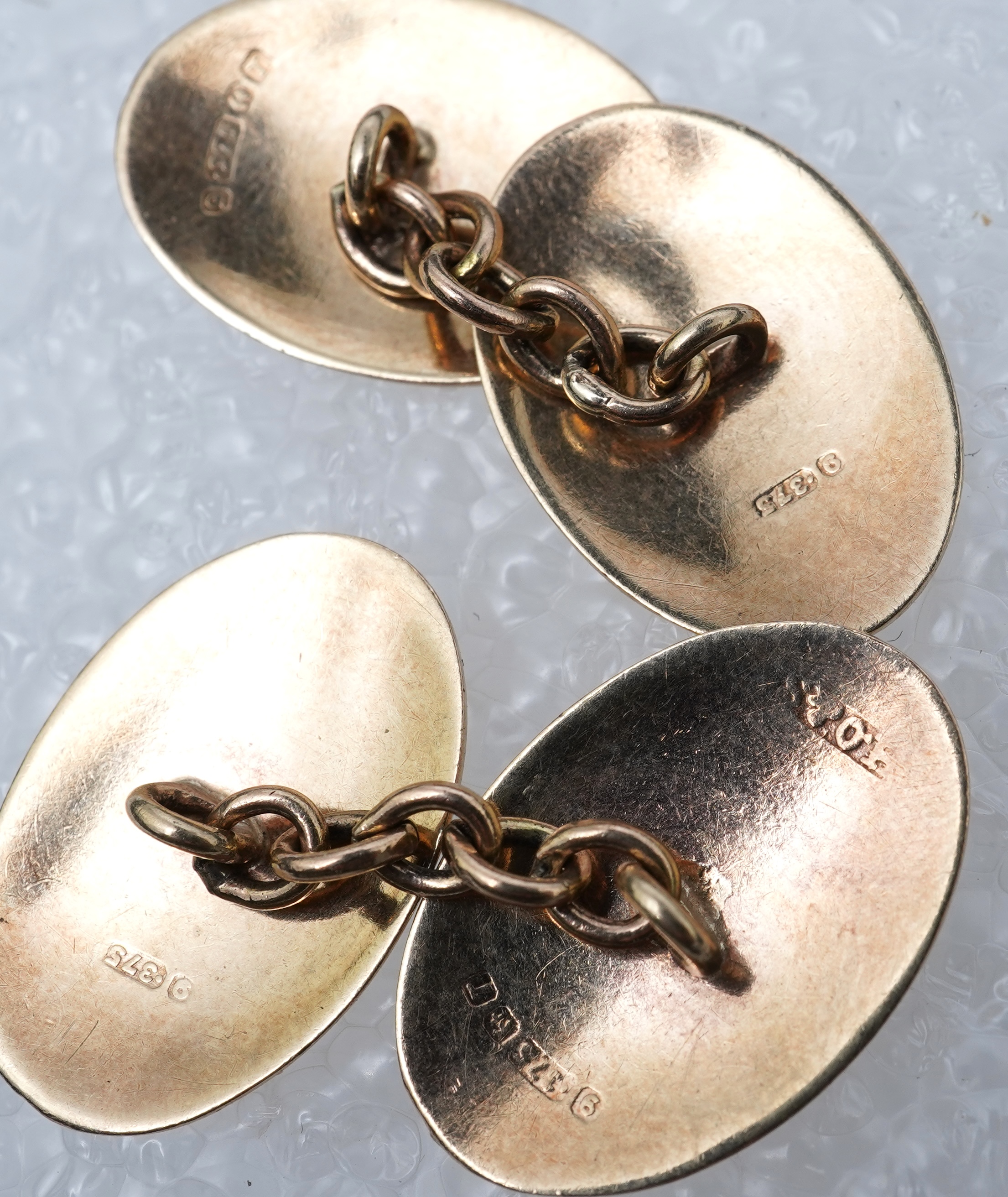 A yellow metal wedding band, a pair of 9ct gold plain oval cufflinks and a 9ct bar brooch, gross weight 11 grams.